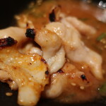 大仁門 - 豚ホルをタレに投入