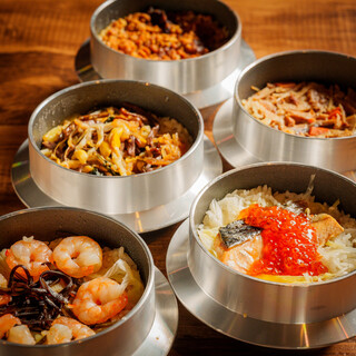 熱々のご飯をほおばる口福。秘伝ダシで炊き上げたブランド釜飯！