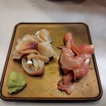 立喰 さくら寿司 - 左　ホッキ貝ヒモ刺　右　赤貝ヒモ刺