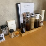 とんかつ 四十三番 - ソースやドレッシングが豊富です