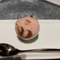ヌーヴェル・エポック ホテルオークラ京都岡崎別邸 - 外はパリパリ、中は赤スグリと柚子を効かしたクリーム