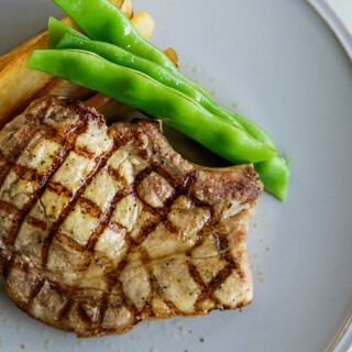 溶岩石で焼き上げたジューシーなお肉料理★