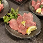 七輪焼肉 炭や - 松阪牛特上塩タン(ハーフ)