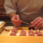 鮨 さかい - 一口、葱とろを入れられて　…荒めにカットの葱の食感と香りが良い