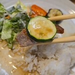 キッチン ブルー グローブ - ズッキーニを添えて