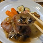 キッチン ブルー グローブ - ひと切れ目のヒレ肉ソテー