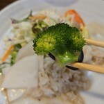 キッチン ブルー グローブ - ブロッコリー、野菜、ソースご飯で食べ進める