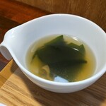 キッチン ブルー グローブ - 磯の香りのわかめスープ