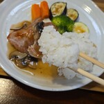 キッチン ブルー グローブ - ソースを吸ったご飯