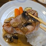 キッチン ブルー グローブ - ふた切れ目のヒレ肉ソテー