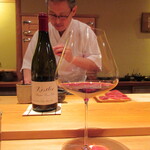 鮨 さかい - 鮪に赤ワインのグラスを、キスラー・ヴィンヤーズ