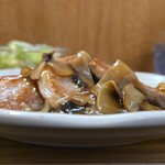 キッチン ブルー グローブ - 横から、分厚いヒレ肉ソテー