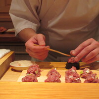 鮨 さかい - 一口、葱とろを入れられて　…荒めにカットの葱の食感と香りが良い