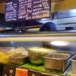 鳥焼処 鳥ぼん - ショーケースにネタが入ってます。