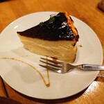 BAR COMEDOR UNiCO - 自家製バスク風チーズケーキ