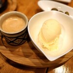 BAR COMEDOR UNiCO - バニラのエラードとエスプレッソ