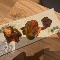 鶏焼き肉 囲 - キムチ3種盛り合わせ