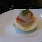 神戸たむら - ホタテとトマトのミルフィーユ。お皿にはグレープフルーツ