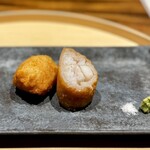 温石 - 太刀魚の蓮根包み揚げ。
      蓮根は、擦り下ろしてから纏わせているんでしょうか。
      ふわふわです♪
      太刀魚のふんわり食感ともシンクロして、なんとも幸せな揚げ物です。