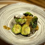 温石 - 伊勢海老を炭火で軽く火入れして、海老ミソのソースで。
      半生独特の食感と、引き出された海老の甘さがたまりません。
      焼いた芽キャベツも、香りが良くて、とても良きお仕事です。