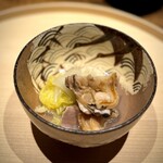 温石 - 炊合せは、蛤、里芋に白菜。
      肉厚で立派な蛤のお出汁を、たっぷり吸った白菜の甘くて美味しいこと！