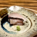 温石 - この鰆、超絶美味しい♪
      皮目の炙りで香りがパーン！と来るんですが、鰆自体は脂乗りもいい塩梅で、余韻が後を引きます。