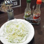 やきとり家すみれ - お通し330円と焼き鳥用のやつ