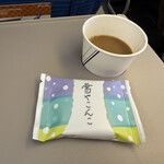 六花亭 - 帰りの飛行機の中で食べる雪やこんこは格別