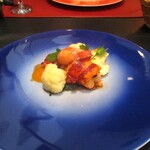 285392652 - オマールブルトン：魚料理のメイン。雄のオマールブルーの力強い味を感じます。オマール海老尾ソースと尾の部分から採ったオマールバターで、胴の部分は強めにローストしてポワレにし、爪は茹でて軟らかく仕上げてあり、2種類の調理による味わいの違いを楽しみます。♪♬　カリフラワー、無花果、モロヘイヤ、イタリアンパセリが添えられ、アミエビのパンと一緒にいただきます。