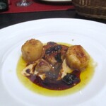 285392508 - フォアグラに鰻のムース：フォアグラにバナナが添えてあり、テーブルでトリュフのソースをかけて仕上げます。♪♬