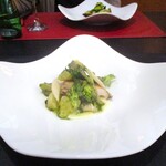 285392338 - 鮑・ムール貝：バジルソースとビネガーを加えたジャガイモのピューレと共にいただきます。林檎、インゲン、ロマネスコ、舞茸、ジャガイモが使われています。