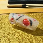 鮨shizuku 西天満 - 薄造りとネタの間に食用バラと昆布を忍ばせて、透ける絵柄を錦鯉に見立てたヒラメ。