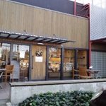 交差点の近く、車で通ると見逃してしまいそうなお店かも？