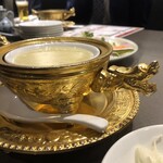 香港式飲茶・新中国料理チャイナムーン 新宿店 - 何と豪勢なスープ皿