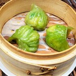 小吃酒家 鮮 - 海老蒸し餃子:食材．皮の色が変わります