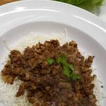 小吃酒家 鮮 - 豚挽き肉の     
甜麺醤炒め　　　レタス包み