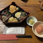 家庭料理 和來 - 各席にセットされたお膳、浅漬け、生卵