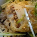 円 - ピリ辛の具入りの揚げ出し豆腐丼