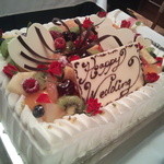 アバ - 店から主賓へのサプライズで、オリジナルフルーツケーキが登場！