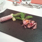 アバ - ①アミューズ
      【グリーンアスパラガスの生ハム巻き　自家製鴨のスモーク】