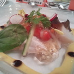 アバ - 小さな皿だが、この中には様々な味がひしめき合い、掛け合い、生み出されていく。味、センス、構成、仕掛け、全てにおいて高次元域