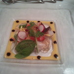 アバ - ②オードブル盛り合わせ
      【ＡＶＡ農園新玉葱のムースと海の幸のゼリーがけ　マンゴーとバルサミコ酢のソース】