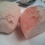 アバ - ④【パン】パンは二種。ふわっふわで、モッチリと粘り腰の米粉パン（左）と、しっとりやわらかなバゲット（右）