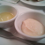 アバ - パン用にオリーブオイル（左）と、アップルバター（右） ｱｯﾎﾟｰﾊﾞﾀは軽やかでマジ林檎