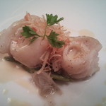 アバ - しっとりとやわらかくて、スッゴい上品。パリパリ香ばしい小さなフライドポテトも良いアクセント。