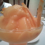 アバ - 底にはグレナデンシロップが沈めてあり、飲み進めると、最後に味が華やかな甘味を伴うようになる、二段仕込みの仕掛け