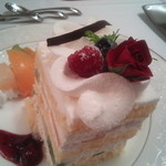 アバ - 薔薇の花が上に乗ってて、それを食べるのか、食べないのかで、議論にｗ