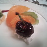 アバ - キウイ、黄桃、ブラックチェリーにラズベリー等彩りも豊かだ。