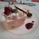 アバ - デザートは主賓二人がファーストカットを入れたフルーツケーキが振る舞われる。