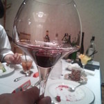 アバ - Ｍｃさんが飲んでた赤ワイン。グラスが珍しい形状だった。